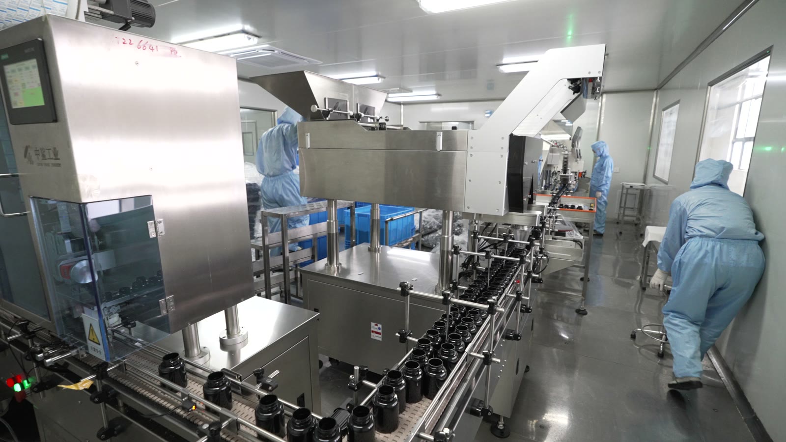 Packaging line with bottles and production operators